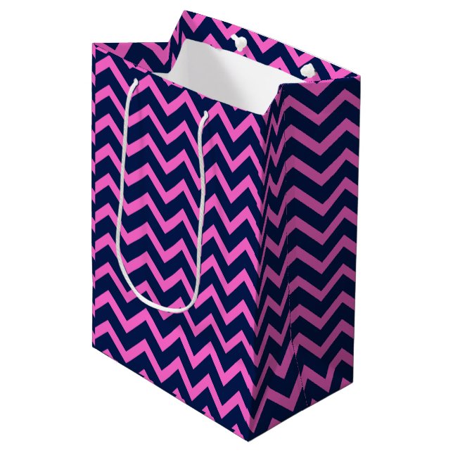 Sac Cadeau Moyen Motif géométrique Navy-Blue & Pink Zigzag Chevron (Devant Angle)
