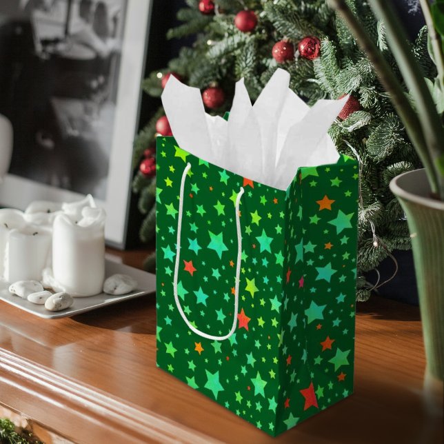 Sac Cadeau Moyen Motif traditionnel d'étoiles de fêtes rouges et ve (Traditional Red and Green Holiday Stars Pattern Medium Gift Bag)