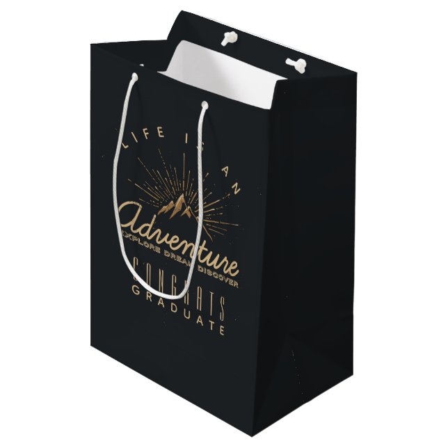 Sac Cadeau Moyen Mountain Adventure Rustic Congrats Graduate (Devant Angle)