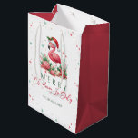 Sac Cadeau Moyen Noël en Flamant rose juillet<br><div class="desc">Envisagez une scène charmante où un délicieux flamant rose, orné d'un chapeau de Père Noël festif, pose gracieusement à côté d'un éventail d'étoiles de mer, de coquillages et de coraux. L'ensemble est baigné d'harmonieuses nuances de vert et de rose, ce qui en fait le motif parfait pour une fête de...</div>