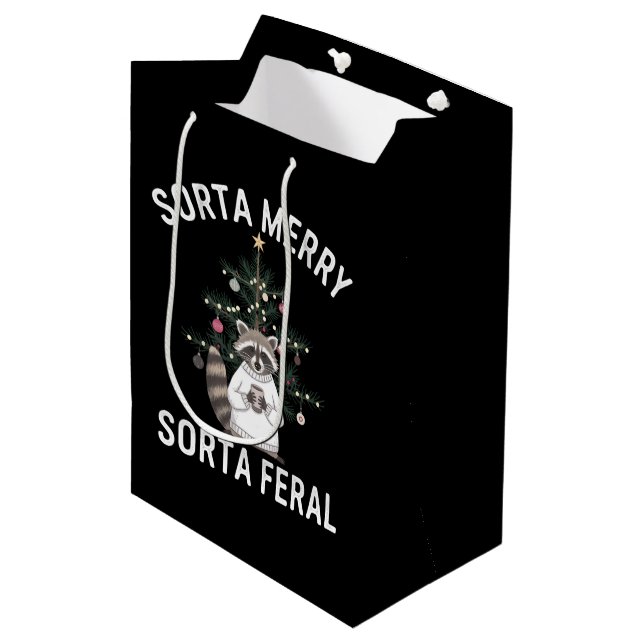 Sac Cadeau Moyen Noël Raccoon Sorta Merry Sorta Feral Xmas (Devant Angle)