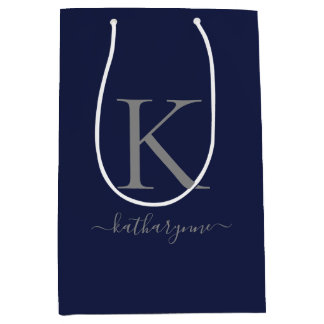 Sac Cadeau Moyen Nom du monogramme en argent bleu de la marine chic
