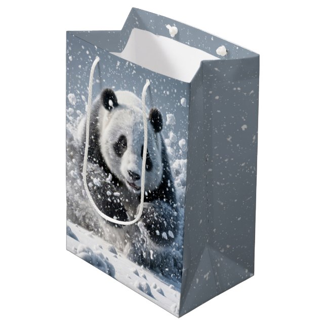 Sac Cadeau Moyen Ours Panda Anniversaire Dans Les Snowflakes (Devant Angle)