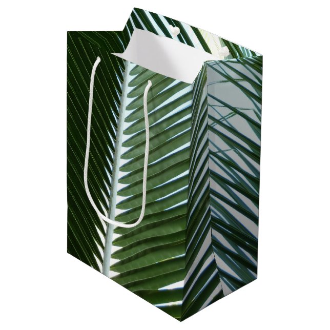 Sac Cadeau Moyen Overlapping Palm Fronds Tropical Green Abstract (Devant Angle)