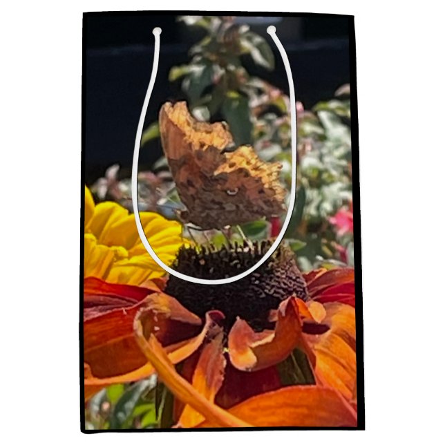 Sac Cadeau Moyen Papillon Comma sur une fleur de Rudbeckia (Devant)