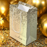 Sac Cadeau Moyen Parties scintillant d'or Monogramme métallique Nom<br><div class="desc">Gold Faux Foil Metallic Sparkle Parties scintillant brossé Métal Monogramme Nom Sac cadeau. Cela rend le sac cadeau parfait pour 16 ans,  mariage,  douche nuptiale,  anniversaire,  baby shower ou bachelorette pour quelqu'un qui aime le luxe glam et les styles chic.</div>