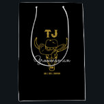 Sac Cadeau Moyen Pays Cowboy Personnalisé Groomsmen Monogramme<br><div class="desc">Cadeaux personnalisés pour les groomsmen avec le thème vieux western cowboy. Décoré de casquette de cowboy avec police vintage occidentale. Le texte et la couleur arrière - plan sont modifiables à l'aide de l'outil de conception pour s'adapter à votre occasion. Obtenez ce cadeau de personnaliser pour les mariages, les célibataires,...</div>