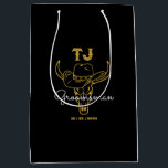 Sac Cadeau Moyen Pays Cowboy Personnalisé Groomsmen Monogramme<br><div class="desc">Cadeaux personnalisés pour les groomsmen avec le thème vieux western cowboy. Décoré de casquette de cowboy avec police vintage occidentale. Le texte et la couleur arrière - plan sont modifiables à l'aide de l'outil de conception pour s'adapter à votre occasion. Obtenez ce cadeau de personnaliser pour les mariages, les célibataires,...</div>