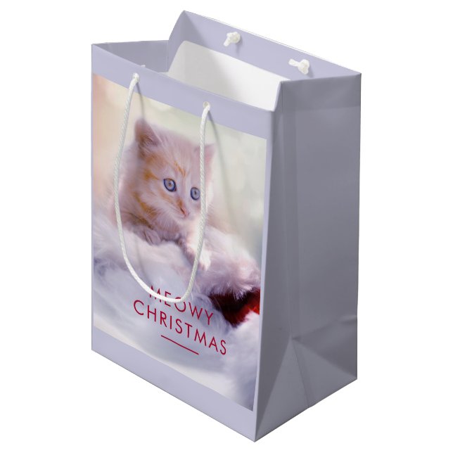 Sac Cadeau Moyen Petit Kitten reposant sur un chapeau de Noël Meowy (Devant Angle)
