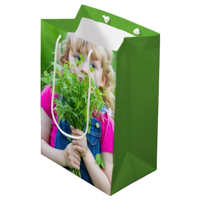 Sac Cadeau Moyen Petite fille aux mauvaises herbes pour l'anniversa (Devant Angle)