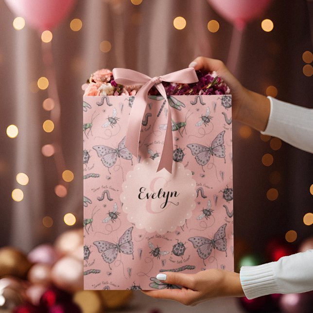 Sac Cadeau Moyen Petite fille Blush rose doux petit critère Monogra (Custom Name & Monogram hand-drawn girly insects. Ideal for Baby Showers, Birthdays, New Baby, Favors)