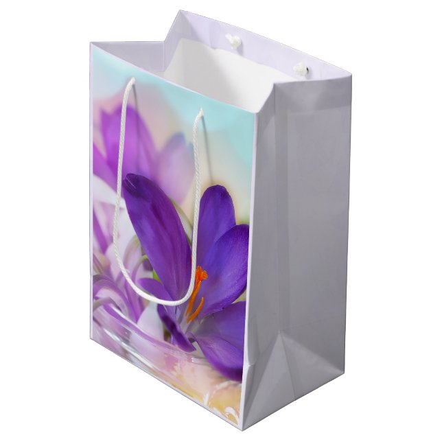 Sac Cadeau Moyen Photo d'un joli Crocus de printemps violet (Devant Angle)