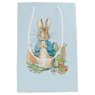 Sac Cadeau Moyen Pierre le lapin dans son jardin