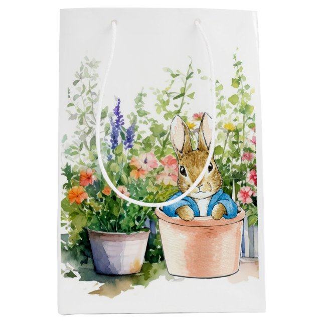 Sac Cadeau Moyen Pierre le lapin en pot plante dans son jardin (Devant)