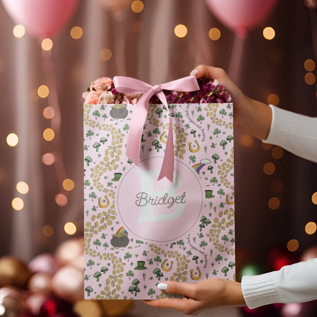 Sac Cadeau Moyen Pink Cute n'Curvy Shamrocks Nom du bébé St patrick (Adorable and fun girly St Patricks Day Personalized Gift Bag with Monogram & Name for March Occasion)