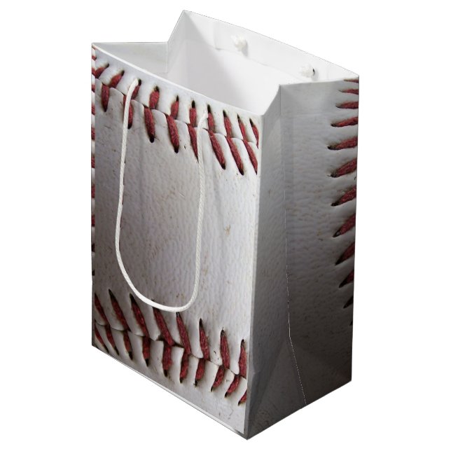Sac Cadeau Moyen Piquer rouge de base-ball (Devant Angle)