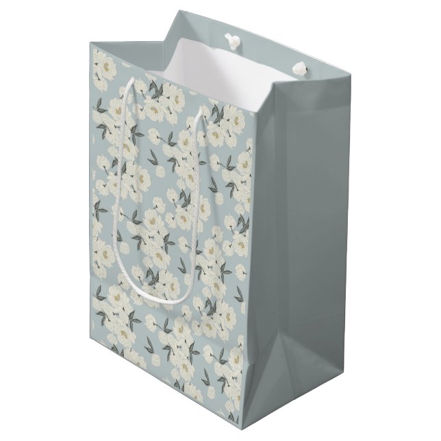 Sac Cadeau Moyen Pivoines Crème sur Fond Bleu Clair (Devant Angle)