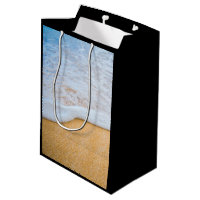 Plage de sable avec ressac écumant