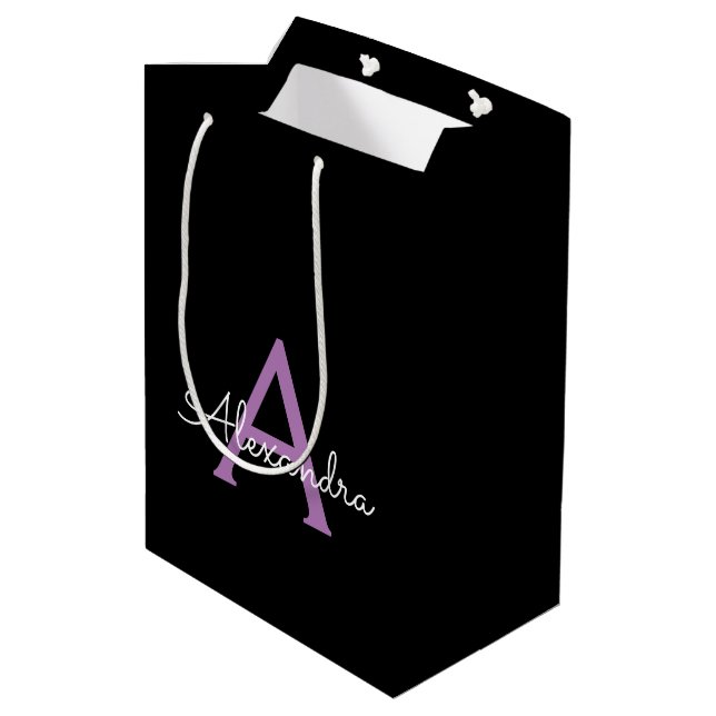 Sac Cadeau Moyen Purple Black Script Girl Nom du monogramme (Dos Angle)
