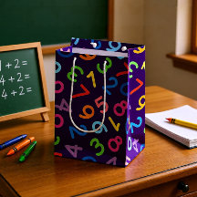 Retour à l'école numéros en arrière - plan violet