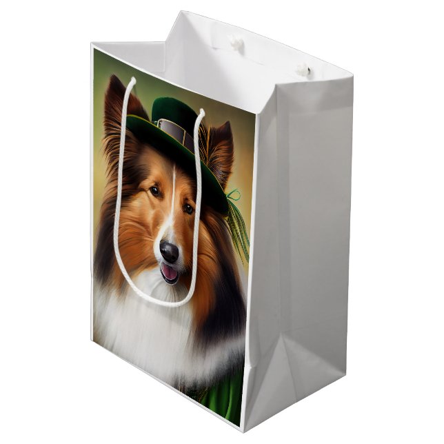 Sac Cadeau Moyen Rough Collie en robe de la Saint-Patrick (Devant Angle)
