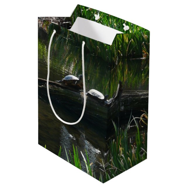 Sac Cadeau Moyen Row of Turtles Green Nature Photo (Dos Angle)