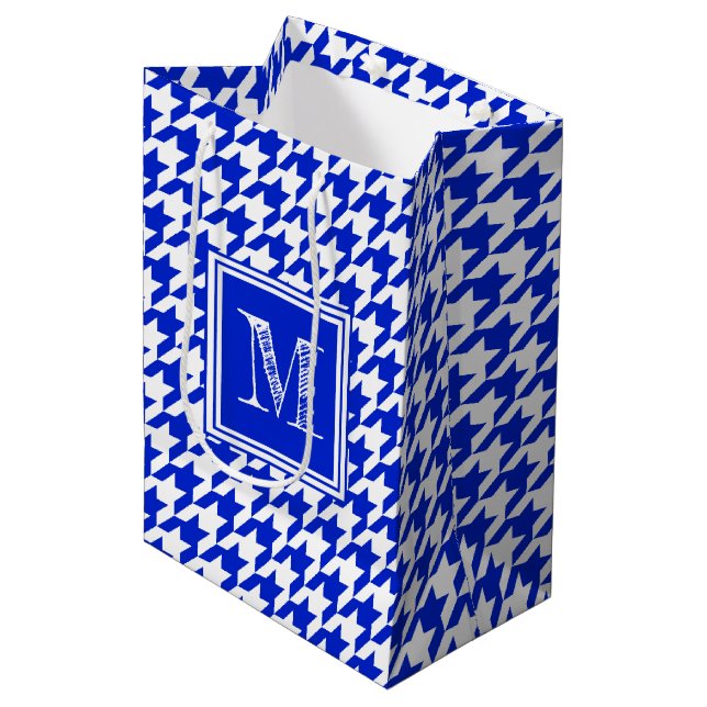 Sac Cadeau Moyen Royal Blue White Houndstooth | Monogramme moderne (Devant Angle)