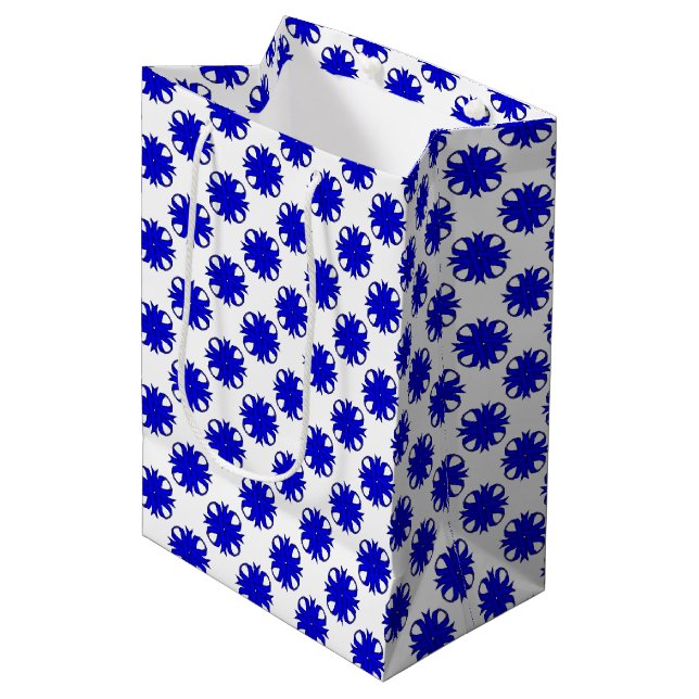 Sac Cadeau Moyen Ruban de trèfle bleu par Kenneth Yoncich (Devant Angle)