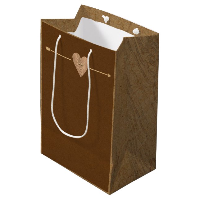 Sac Cadeau Moyen Rustique Brown Kraft Flèche de coeur Woodsy (Devant Angle)