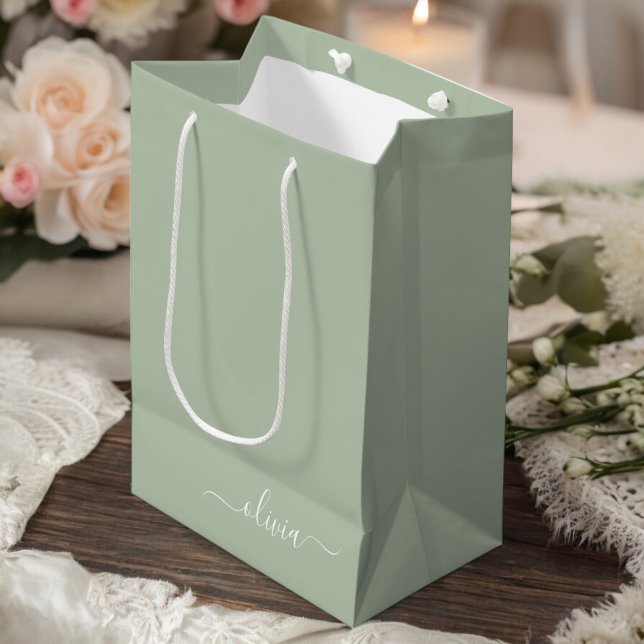 Sac Cadeau Moyen Sage Green Minimaliste Moderne Monogramme Élégant (Créateur téléchargé)