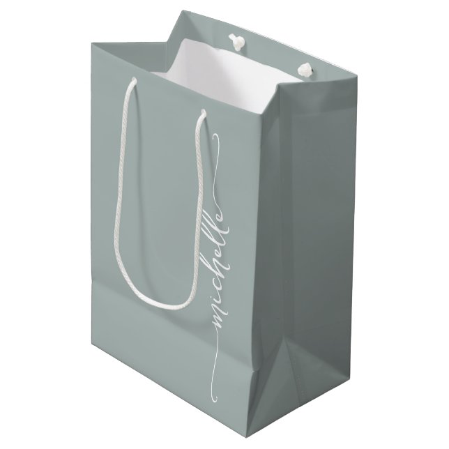 Sac Cadeau Moyen Sage Vert Élégant Nom Monogramme Script (Devant Angle)