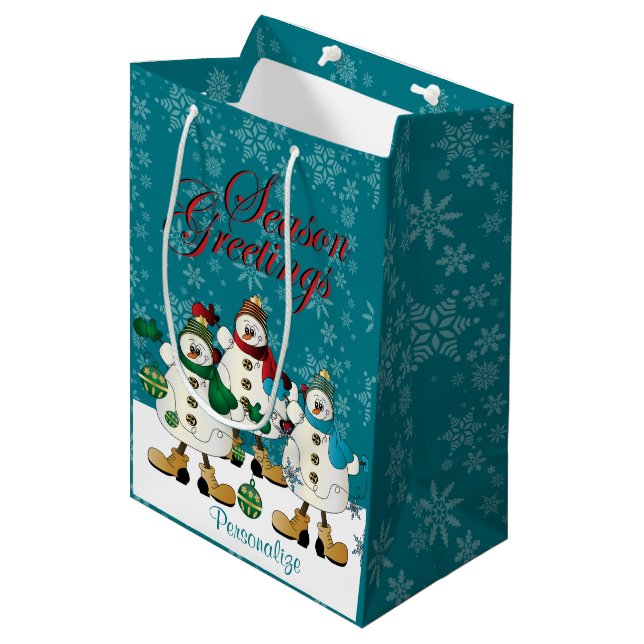 Sac Cadeau Moyen Salutations de saison Snowmen Friends | Noël (Devant Angle)