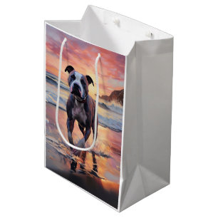 Sac Cadeau Moyen Sandy American Staffordshire sur la plage au couch