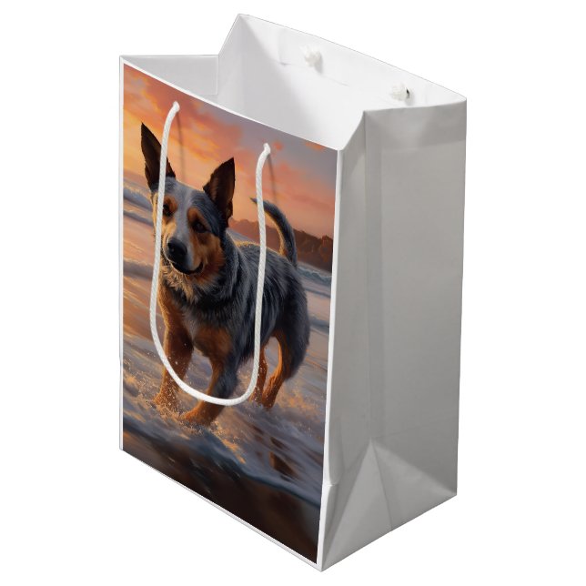 Sac Cadeau Moyen Sandy Paws Australian Cattle Dog on Beach Sunset (Devant Angle)