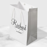 Sac Cadeau Moyen Scénario moderne - Groomsman personnalisé<br><div class="desc">Cadeaux Groomsman personnalisés avec le nom de toiletteur personnalisé en style de police de script moderne noir avec titre et date mariage dans le style de police sans serif moderne. Parfait aussi pour le meilleur homme,  père de la mariée,  demoiselle d'honneur,  mère de la mariée et plus encore.</div>