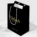 Sac Cadeau Moyen Script moderne, Bridesmaitres personnalisées<br><div class="desc">Sac cadeau Bridesmaids de Script moderne avec nom de femme d'honneur personnalisée en or style de police script moderne avec titre et date mariage dans style de police sans serif moderne sur arrière - plan noir. Aussi parfait pour Maid of Honor, Flower Girl, Mother of the Bride, Groomsmen, Best man...</div>