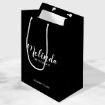 Sac Cadeau Moyen Script moderne, Bridesmaitres personnalisées<br><div class="desc">Script moderne Black and White Personnalisé Bridesmaids Sac cadeau avec nom de femme d'honneur personnalisée en blanc style de police de script moderne avec titre et date mariage dans le style de police sans serif moderne sur arrière - plan noir. Aussi parfait pour Maid of Honor, Flower Girl, Mother of...</div>