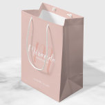 Sac Cadeau Moyen Script moderne, Bridesmaitres personnalisées<br><div class="desc">Sac cadeau Bridesmaids personnalisé avec nom de femme d'accueil personnalisé en blanc style de police de script moderne et monogramme en rose vif style de police de script moderne comme arrière - plan avec titre et date de mariage en blanc moderne sans serif style de police sur arrière - plan...</div>