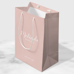 Sac Cadeau Moyen Script moderne, Bridesmaitres personnalisées<br><div class="desc">Script moderne Sac cadeau Bridesmaids personnalisé avec nom de femme d'honneur personnalisée en blanc style de police de script moderne avec titre et date mariage dans le style de police sans serif moderne sur arrière - plan rose vif. Aussi parfait pour Maid of Honor, Flower Girl, Mother of the Bride...</div>