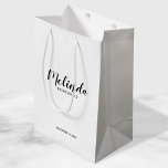 Sac Cadeau Moyen Script moderne, Bridesmaitres personnalisées<br><div class="desc">Sac cadeau Bridesmaids de Script moderne personnalisé avec nom de femme d'honneur personnalisée en noir style de police script moderne avec titre et date mariage dans le style de police sans serif moderne sur arrière - plan blanc. Aussi parfait pour Maid of Honor, Flower Girl, Mother of the Bride, Groomsmen,...</div>