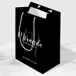 Sac Cadeau Moyen Script moderne, Bridesmaitres personnalisées Noir<br><div class="desc">Sac cadeau Bridesmaids personnalisé avec nom de femme d'honneur personnalisée en blanc style de police de script moderne et monogramme en gris style de police de script moderne comme arrière - plan avec titre et date de mariage en blanc moderne sans serif style de police sur arrière - plan noir....</div>