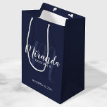 Sac Cadeau Moyen Script moderne lettres d'honneur personnalisées Ma<br><div class="desc">Sac cadeau Bridesmaids personnalisé avec nom de femme d'accueil personnalisé en blanc style de police de script moderne et monogramme en bleu marine style de police de script moderne comme arrière - plan avec titre et date de mariage en blanc moderne sans serif style de police sur arrière - plan...</div>