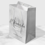 Sac Cadeau Moyen Script moderne Marbre blanc de servante d'accueil<br><div class="desc">Sac cadeau Bridesmaids personnalisé avec nom de femme d'accueil personnalisé en gris style de police de script moderne et monogramme en gris clair style de police de script moderne en arrière - plan avec titre et date mariage en gris moderne sans serif style de police sur arrière - plan de...</div>