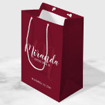 Sac Cadeau Moyen Script moderne Porte-mère personnalisée Rouge Bour<br><div class="desc">Sac cadeau Bridesmaids personnalisé avec nom de femme d'accueil personnalisé en blanc style de police de script moderne et monogramme en rouge clair et rouge moderne style de police comme arrière - plan avec titre et date mariage en blanc moderne sans serif style de police sur arrière - plan rouge...</div>