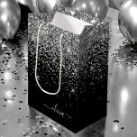 Sac Cadeau Moyen Script Monogram Girly Name<br><div class="desc">Sac cadeau de Parties scintillant à étincelles noir et argent - Nom du monogramme. Cela rend le sac cadeau parfait pour 16 ans,  mariage,  douche nuptiale,  anniversaire,  baby shower ou bachelorette pour quelqu'un qui aime le luxe glam et les styles chic.</div>