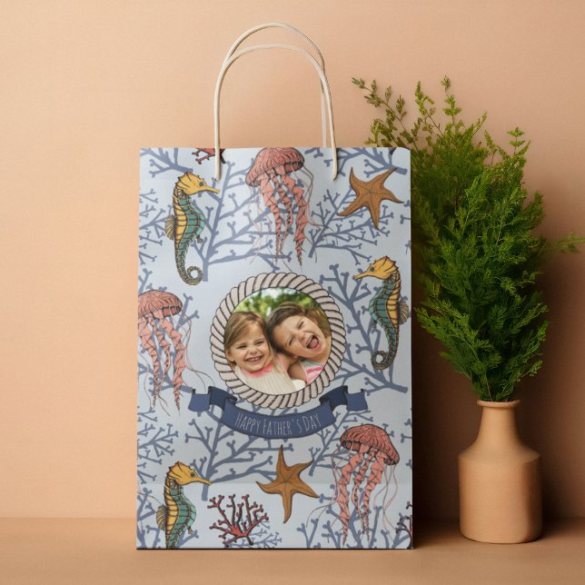 Sac Cadeau Moyen Sérénade d'hippocampe bleu clair Photo personnalis (Hand-drawn Seahorse, Jellyfish, Starfish & Coral Navy Blue Gift Bag for Him. Editable Text and Photo)