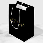 Sac Cadeau Moyen Serez-Vous Mon Meilleur Homme ? Proposition modern<br><div class="desc">"Serez-Vous Mon Meilleur Homme ?" Le sac cadeau de proposition moderne comporte le titre "Will You Be My Best Man?" en or style de police de script moderne sur arrière - plan noir. Remarque : Les détails du papier sont simulés dans l'illustration. Il n'y aura pas de métal sur ce...</div>