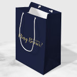 Sac Cadeau Moyen Serez-Vous Mon Porteur De Bague ? Proposition mode<br><div class="desc">"Serez-Vous Porteur De Bague ?" Sac cadeau Proposition moderne avec le titre "Will You Be My Ring Bearer?" en or style de police de script moderne sur arrière - plan bleu marine. Remarque : Les détails du papier sont simulés dans l'illustration. Il n'y aura pas de métal sur ce produit....</div>