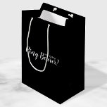 Sac Cadeau Moyen Serez-Vous Mon Porteur De Bague ? Proposition mode<br><div class="desc">"Serez-Vous Porteur De Bague ?" Sac cadeau Proposition moderne avec le titre "Will You Be My Ring Bearer?" en blanc style de police de script moderne sur arrière - plan noir.</div>