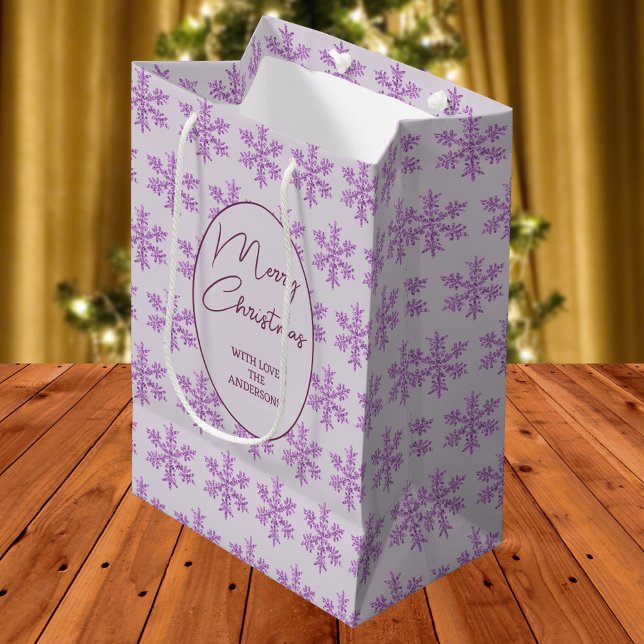 Sac Cadeau Moyen Snowflake Purple Glam Motif Script de Noël (This festive purple snowflake pattern Christmas gift bag is ready for you to personalize it )